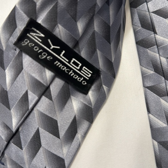 (024) beautiful silver, and gray tie with geometrical pattern by Zylos - Picture 4 of 7